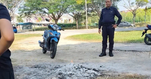 Polis merampas 16 naskhah dan 36 kulit al-Quran dalam siasatan kes pembakaran dan kecurian di Seremban.