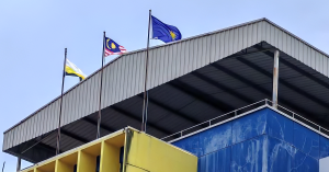 Jalur Gemilang dan bendera Perak dipasang terbalik di Ibu Pejabat MCA Perak diperbetulkan.