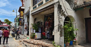 Runtuhan struktur bangunan warisan Poh Thye Hoe di Lebuh Armenian yang mencederakan dua pelancong Sri Lanka.