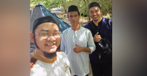 Nazz Husain merakam video lipsync lagu nasyid di sekitar Felda Trolak Timur sambil menjaga ibu.