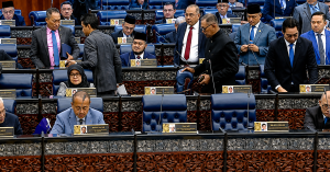 Ahli Parlimen berada di dalam Dewan Rakyat ketika sesi berkaitan laporan RCI Tabung Haji.