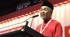Ahmad Zahid Hamidi berucap pada Persidangan UMNO dan menggesa PRU-16 disegerakan