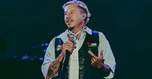 Rapper Amerika Syarikat Macklemore ketika membuat persembahan dengan bendera Palestin pada pakaiannya.