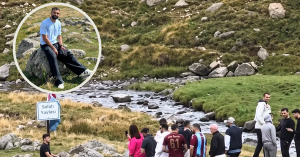 Pelancong bergambar di batu tempat Mohamed Salah duduk di Dataran Tinggi Kurtdere, Trabzon