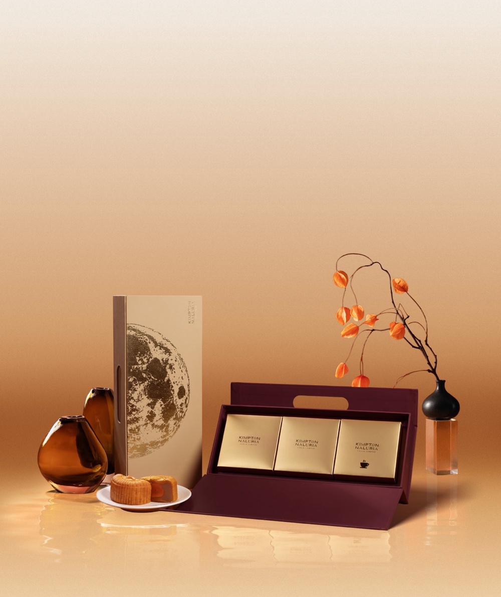 Image from: Kimpton Naluria KL’s First Mid-Autumn Gift Set Is Basically a Mooncake Briefcase (And We’re Into It)