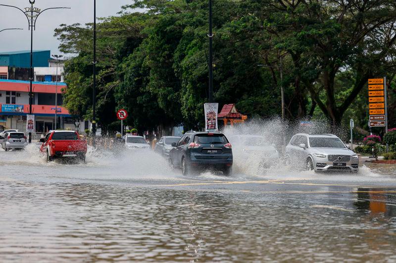 Flash floods force evacuation of 300 villagers in Kota Tinggi