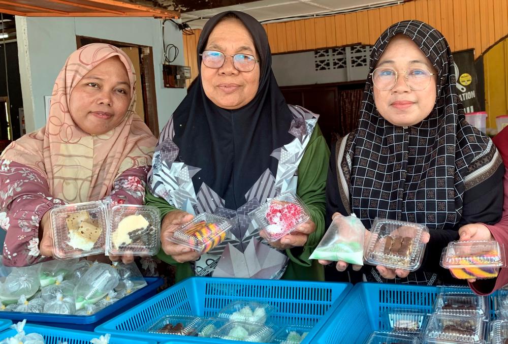 Siti Maimunah 'Kuih Viral Bajet RM1' sells 20 varieties during Ramadan