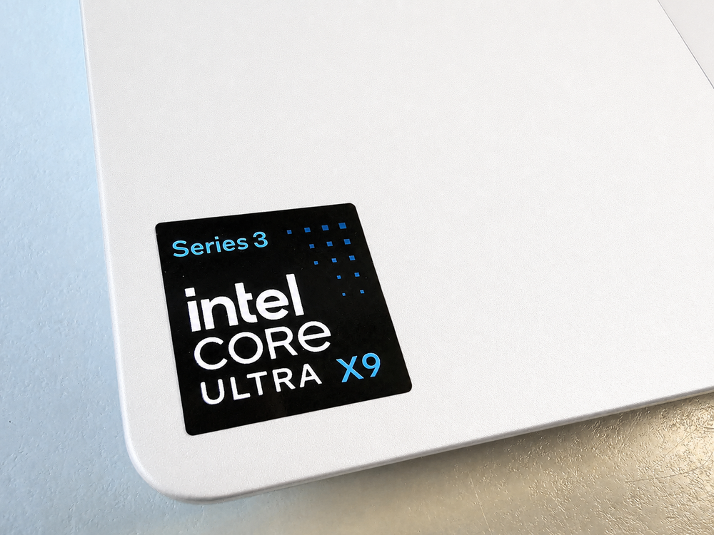 Intel Core Ultra performance gives the Yoga Slim 7i Ultra Aura Edition enough AI-ready power for multitasking, creative work and everyday productivity.
