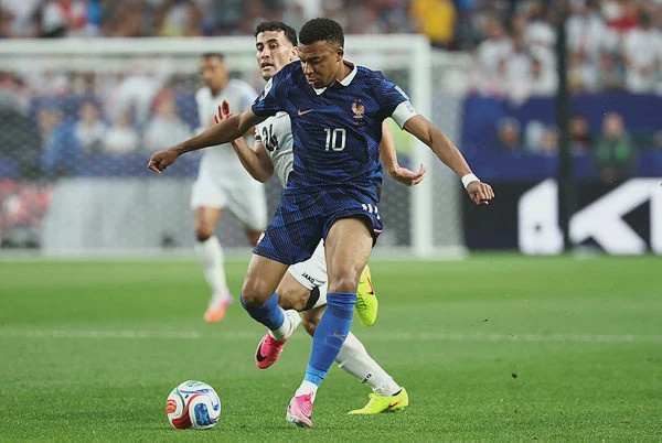 Mbappe scores twice as France beat Iraq at World Cup after two-hour storm delay