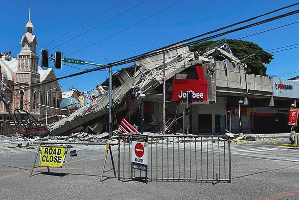 Death toll in Philippine quake at least 15: disaster agency
