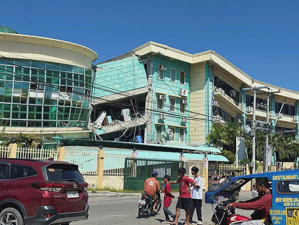 Death toll in Philippine quake at least 15: disaster agency