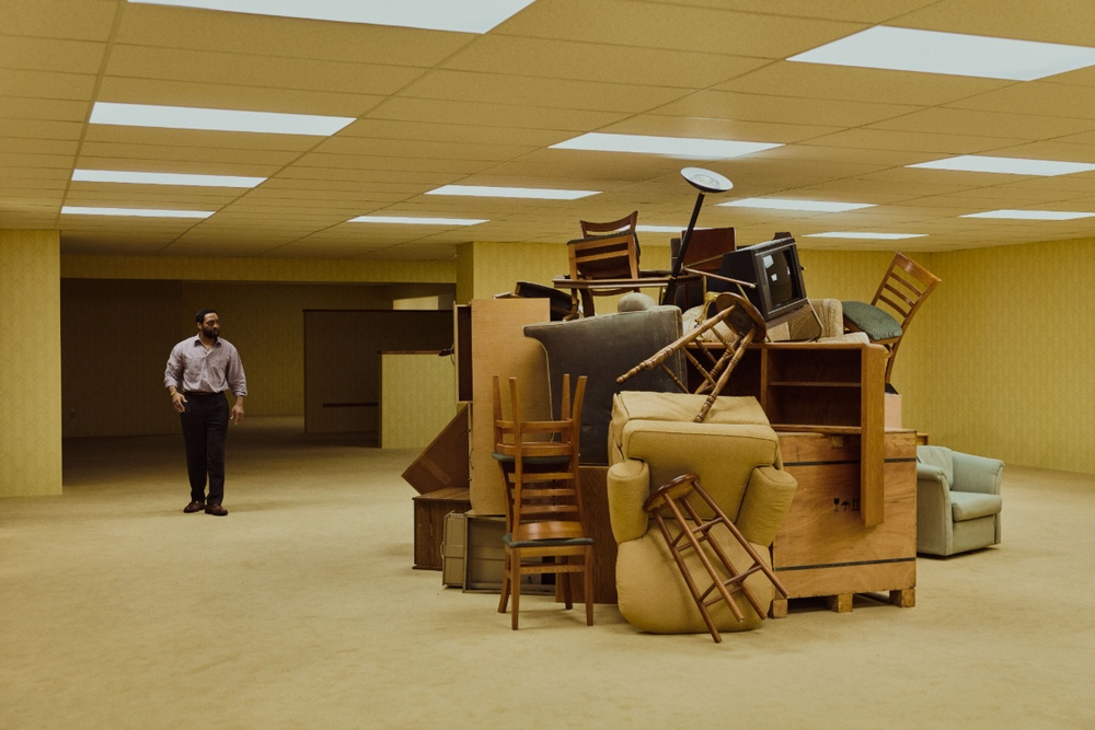 As a concept, Backrooms play on the fear of being trapped in a place that feels abandoned, artificial and impossible to understand. 