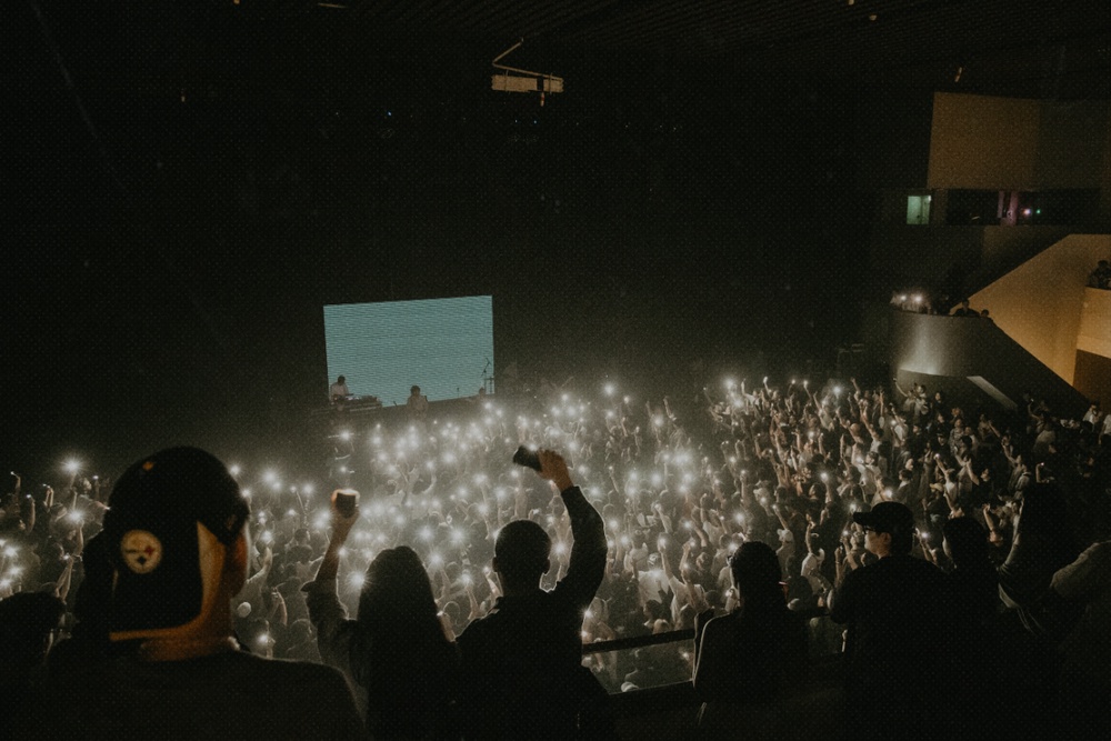 Shing02 invited fans near the stage to shine their phone lights towards the back, creating one of the most memorable visuals of the event.