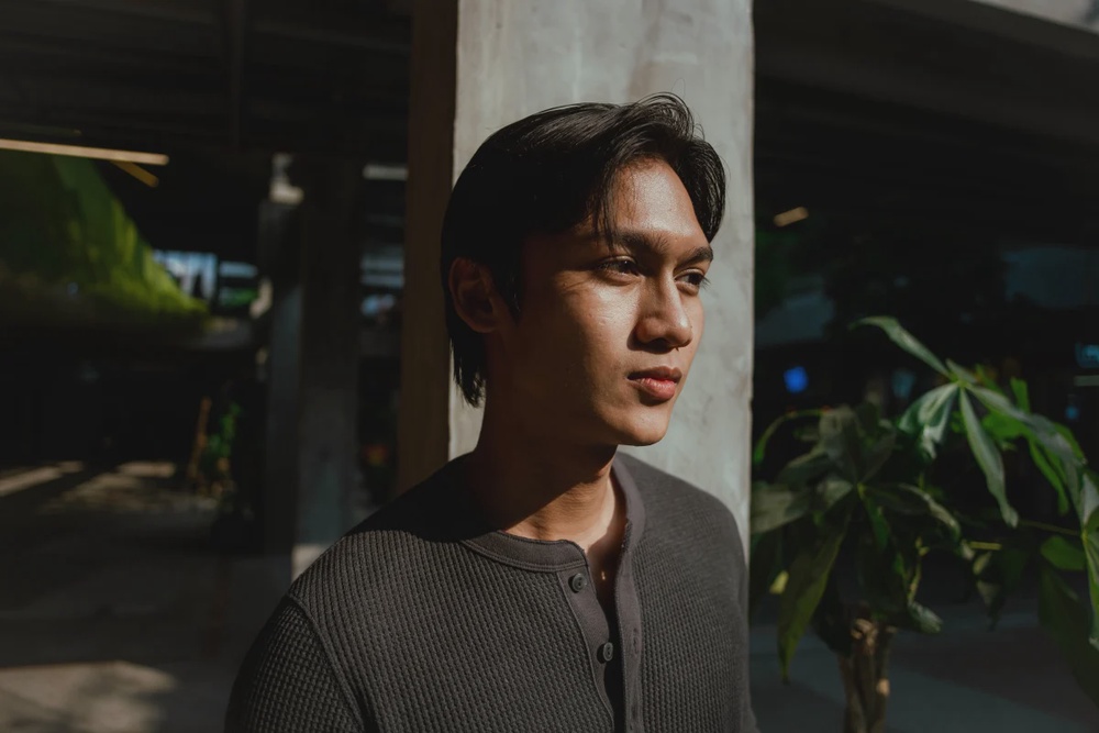 The lens, shot with a Sony A7C II, captures crisp detail across everyday scenes.
