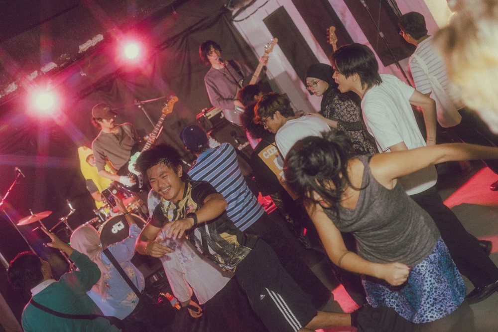 Teh Tarik Senja sends the audience dancing and moshing with its lively alternative rock.