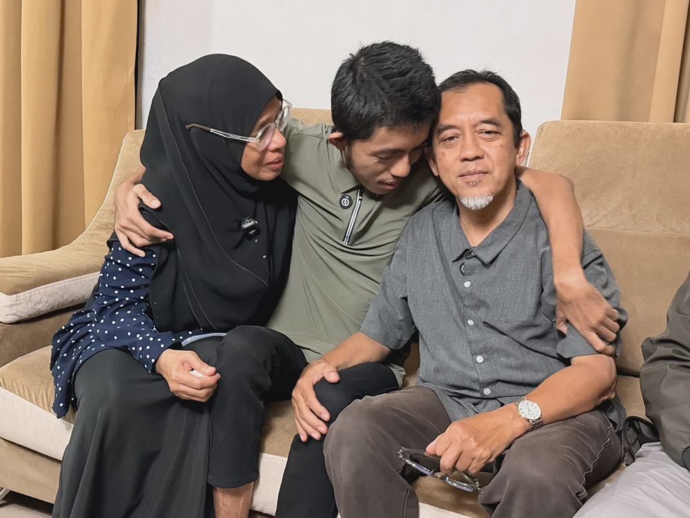 Ikhlas.com gifts umrah package to social media personality Budak 46