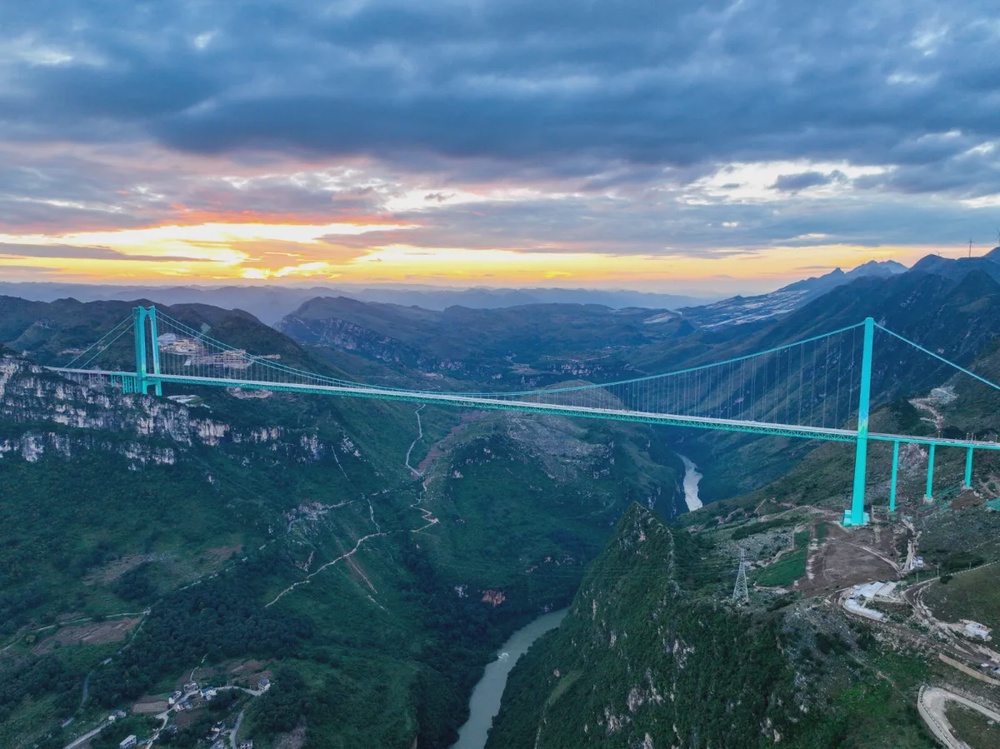 First summer vacation season after the opening of the world's highest bridge
