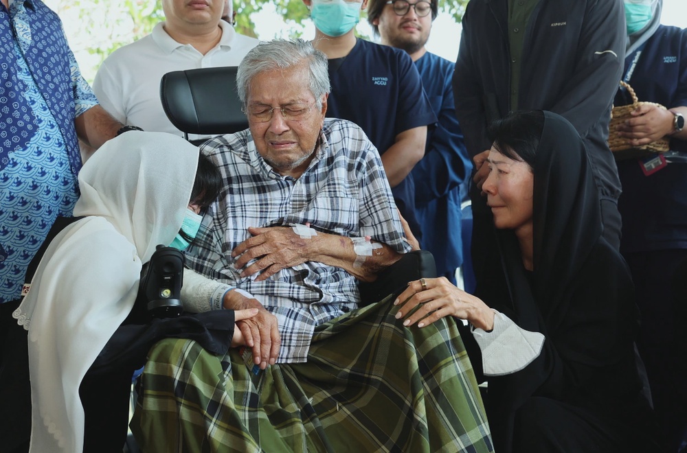 ‘Let him grieve’: Netizens upset over cameras surrounding Dr Mahathir