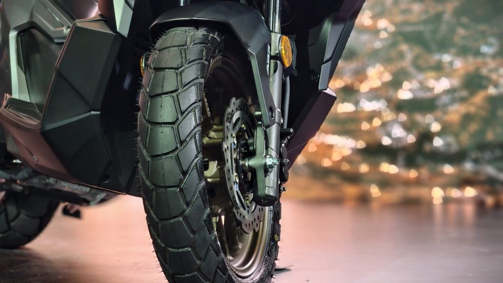 Image from: Boon Siew Honda Lancar ADV160 Baharu (2026): Kini Dengan Skrin TFT & Sokongan Honda RoadSync!