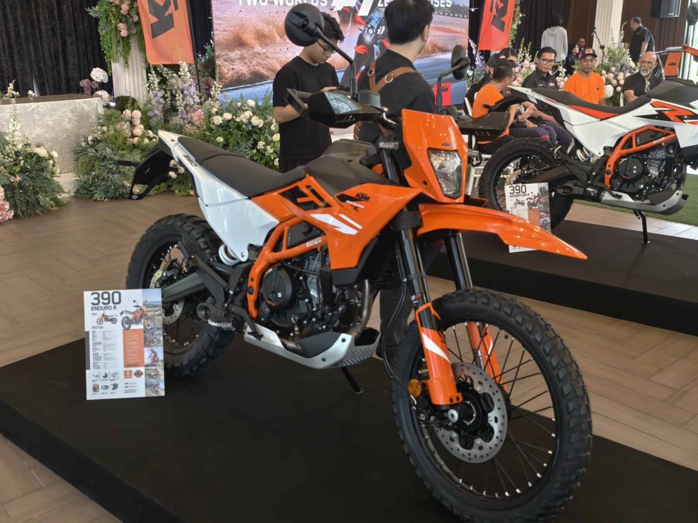 Image from: KTM Malaysia Kembali Gegarkan Pasaran Dengan Siri Baharu KTM 390 “Two Worlds, Zero Excuses”