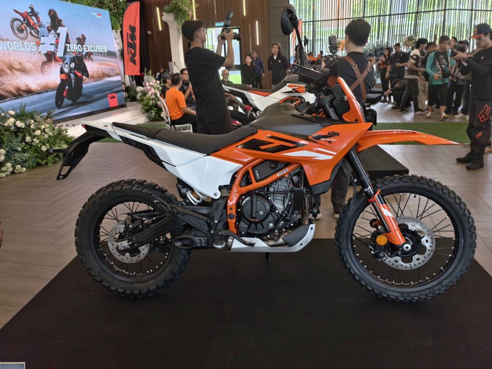 Image from: KTM Malaysia Kembali Gegarkan Pasaran Dengan Siri Baharu KTM 390 “Two Worlds, Zero Excuses”