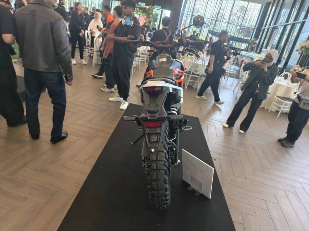 Image from: KTM Malaysia Kembali Gegarkan Pasaran Dengan Siri Baharu KTM 390 “Two Worlds, Zero Excuses”