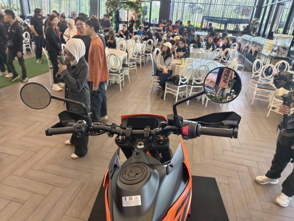 Image from: KTM Malaysia Kembali Gegarkan Pasaran Dengan Siri Baharu KTM 390 “Two Worlds, Zero Excuses”