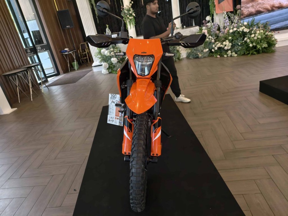 Image from: KTM Malaysia Kembali Gegarkan Pasaran Dengan Siri Baharu KTM 390 “Two Worlds, Zero Excuses”