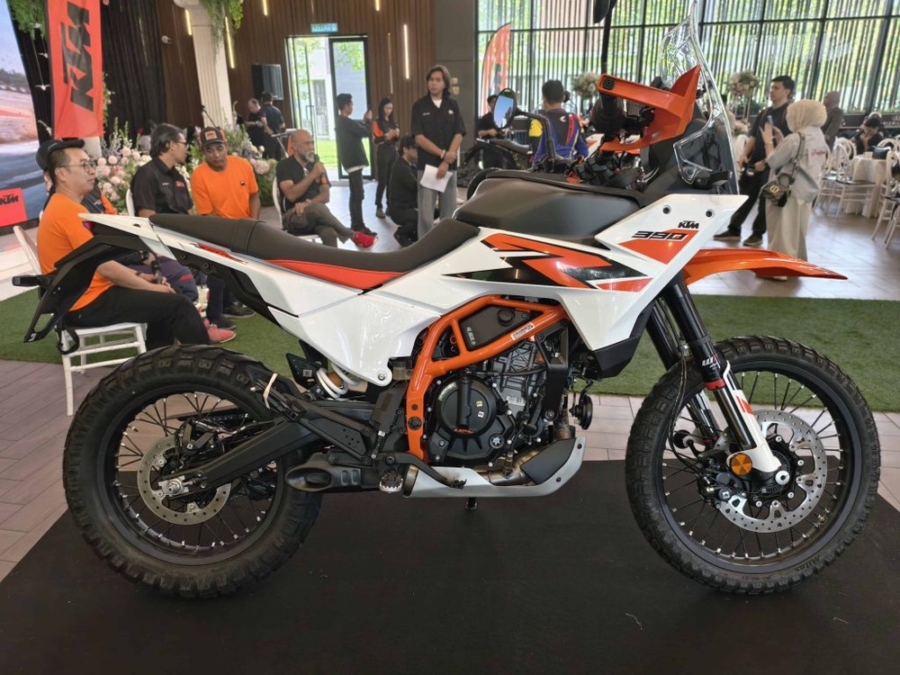 Image from: KTM Malaysia Kembali Gegarkan Pasaran Dengan Siri Baharu KTM 390 “Two Worlds, Zero Excuses”