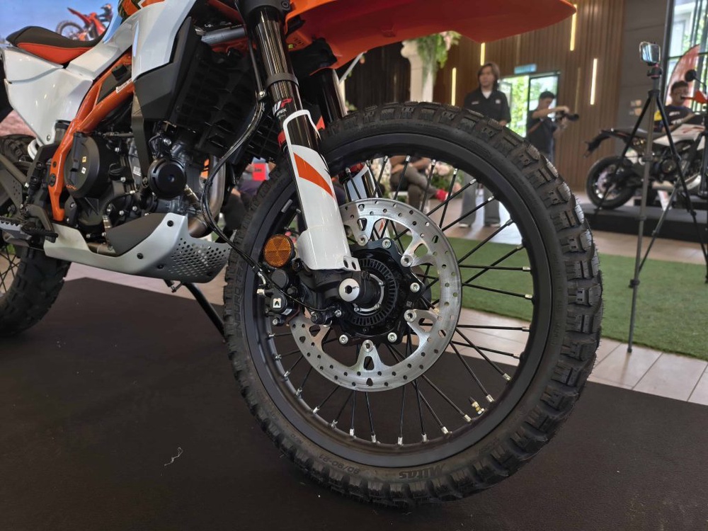Image from: KTM Malaysia Kembali Gegarkan Pasaran Dengan Siri Baharu KTM 390 “Two Worlds, Zero Excuses”