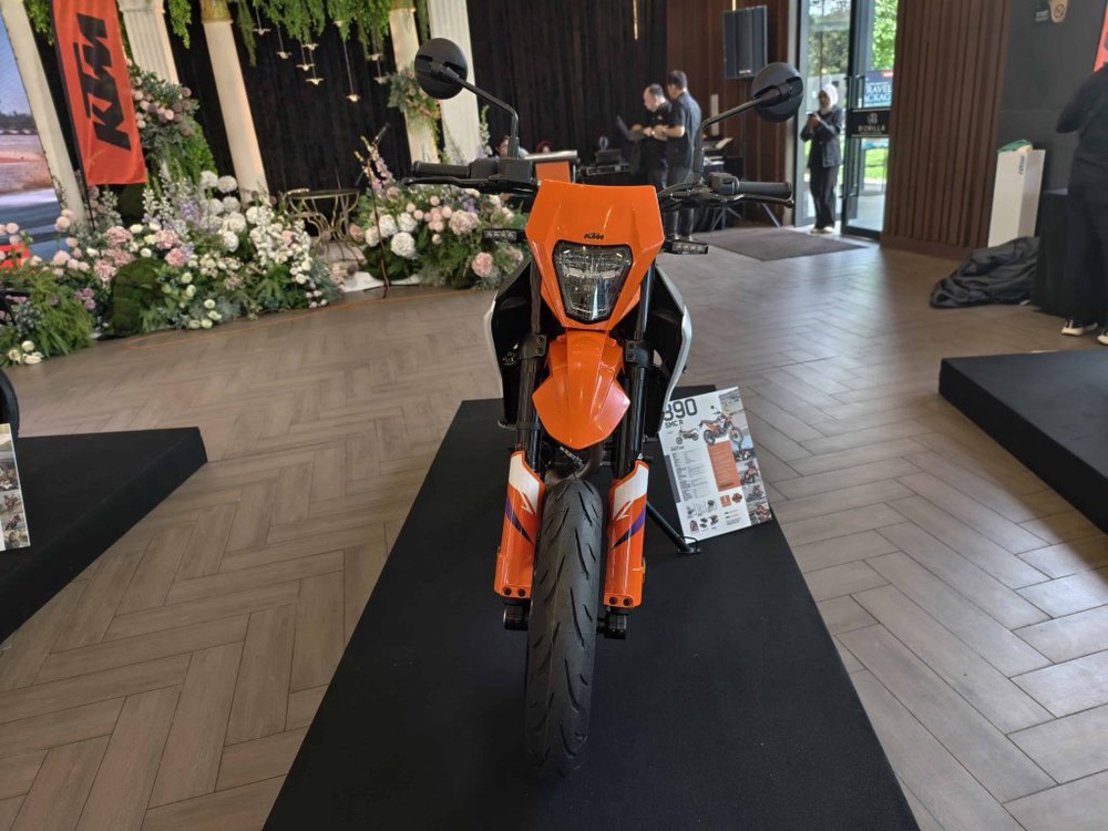 Image from: KTM Malaysia Kembali Gegarkan Pasaran Dengan Siri Baharu KTM 390 “Two Worlds, Zero Excuses”