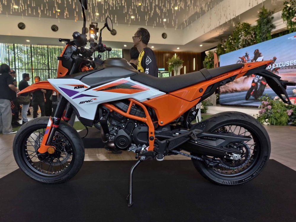 Image from: KTM Malaysia Kembali Gegarkan Pasaran Dengan Siri Baharu KTM 390 “Two Worlds, Zero Excuses”