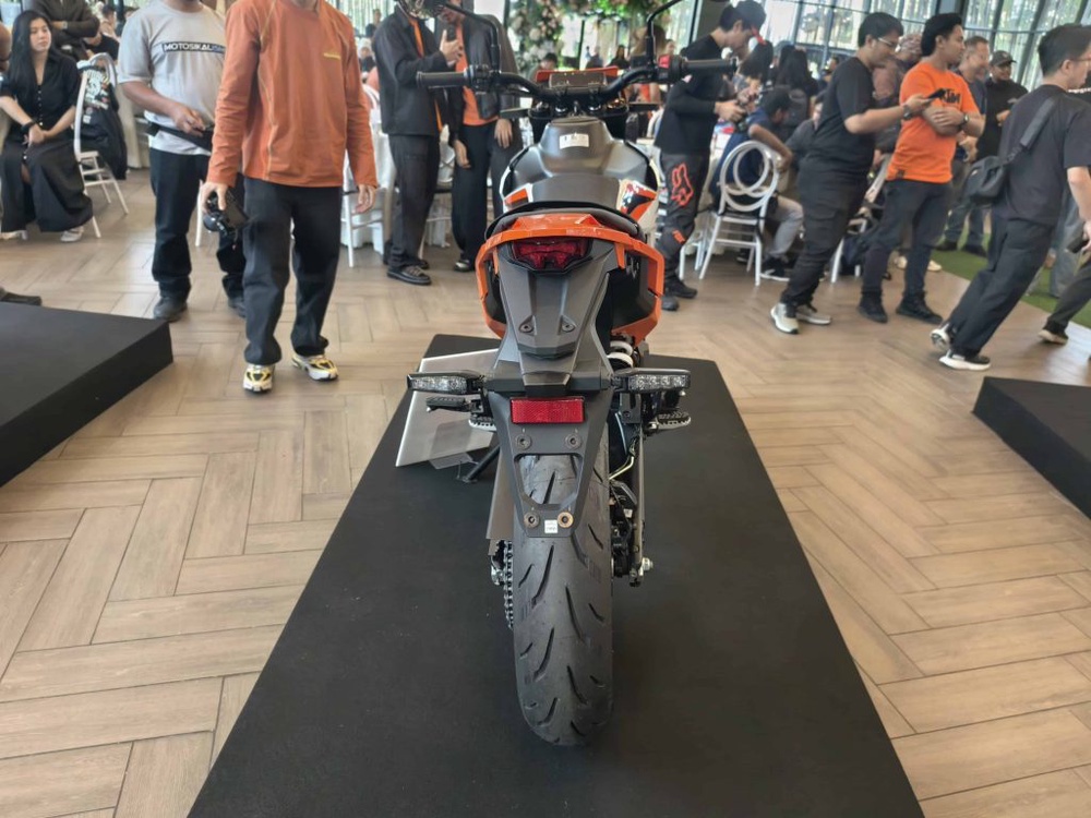 Image from: KTM Malaysia Kembali Gegarkan Pasaran Dengan Siri Baharu KTM 390 “Two Worlds, Zero Excuses”