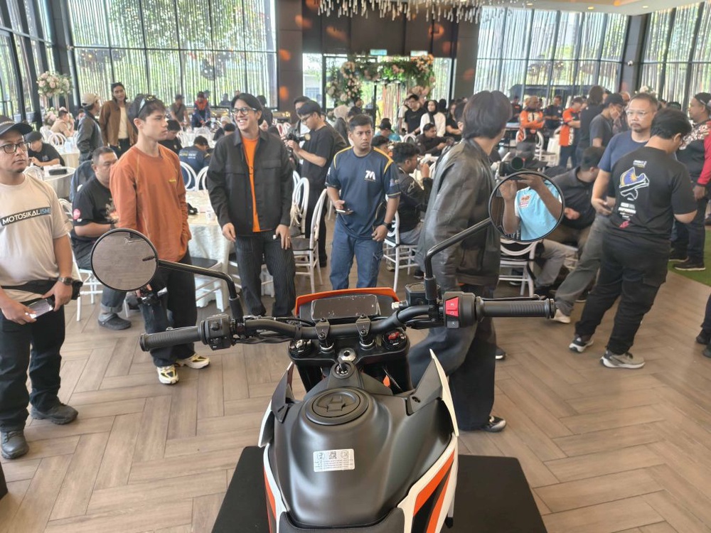 Image from: KTM Malaysia Kembali Gegarkan Pasaran Dengan Siri Baharu KTM 390 “Two Worlds, Zero Excuses”