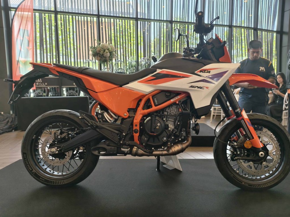 Image from: KTM Malaysia Kembali Gegarkan Pasaran Dengan Siri Baharu KTM 390 “Two Worlds, Zero Excuses”