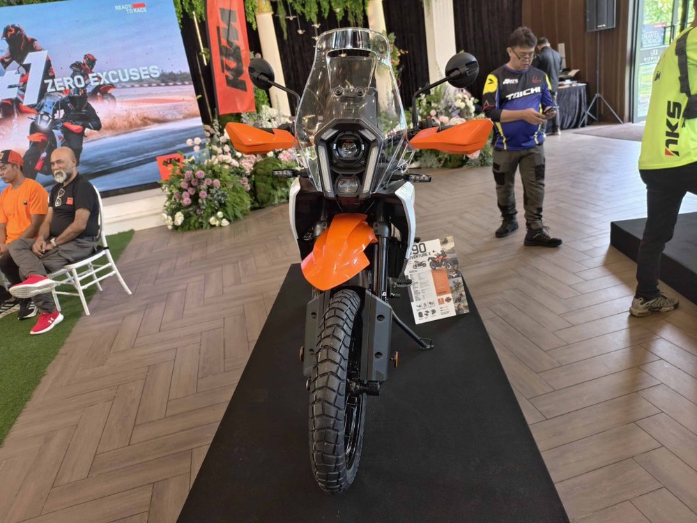 Image from: KTM Malaysia Kembali Gegarkan Pasaran Dengan Siri Baharu KTM 390 “Two Worlds, Zero Excuses”