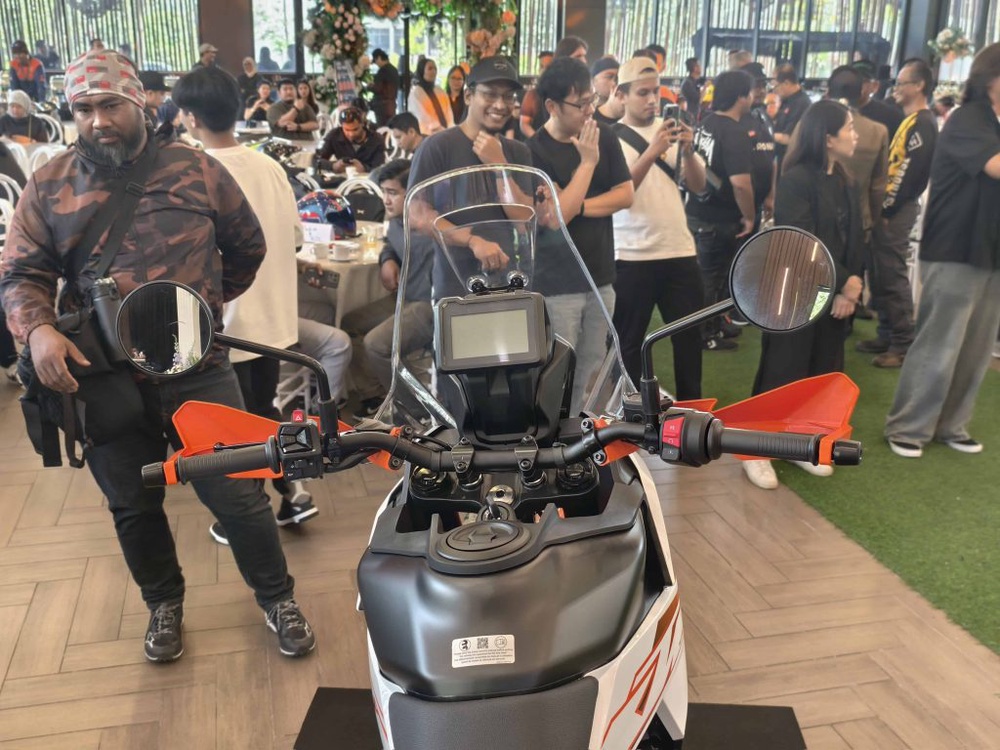 Image from: KTM Malaysia Kembali Gegarkan Pasaran Dengan Siri Baharu KTM 390 “Two Worlds, Zero Excuses”