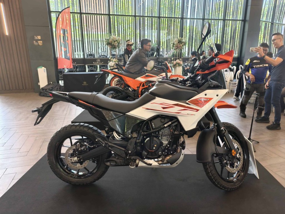 Image from: KTM Malaysia Kembali Gegarkan Pasaran Dengan Siri Baharu KTM 390 “Two Worlds, Zero Excuses”