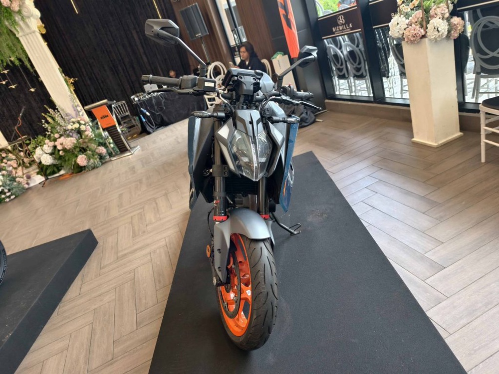 Image from: KTM Malaysia Kembali Gegarkan Pasaran Dengan Siri Baharu KTM 390 “Two Worlds, Zero Excuses”