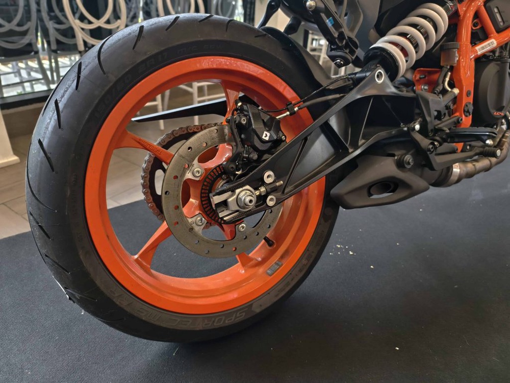 Image from: KTM Malaysia Kembali Gegarkan Pasaran Dengan Siri Baharu KTM 390 “Two Worlds, Zero Excuses”