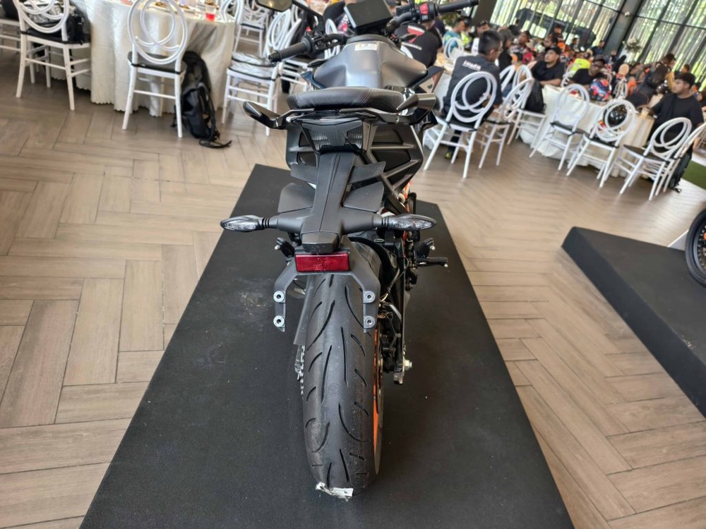 Image from: KTM Malaysia Kembali Gegarkan Pasaran Dengan Siri Baharu KTM 390 “Two Worlds, Zero Excuses”