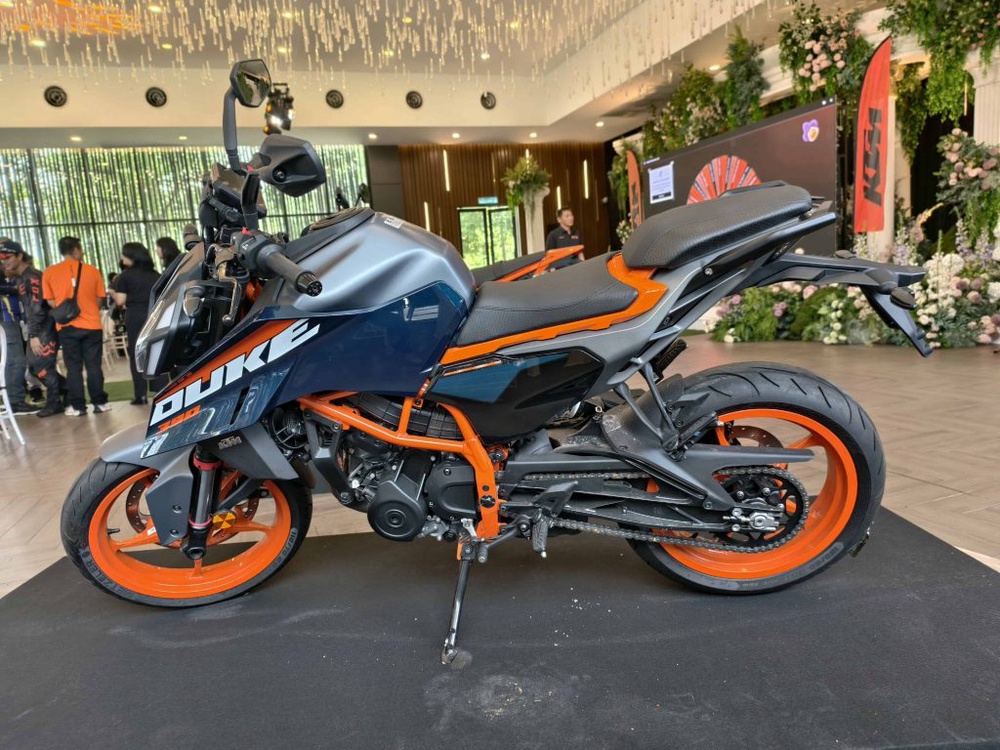 Image from: KTM Malaysia Kembali Gegarkan Pasaran Dengan Siri Baharu KTM 390 “Two Worlds, Zero Excuses”