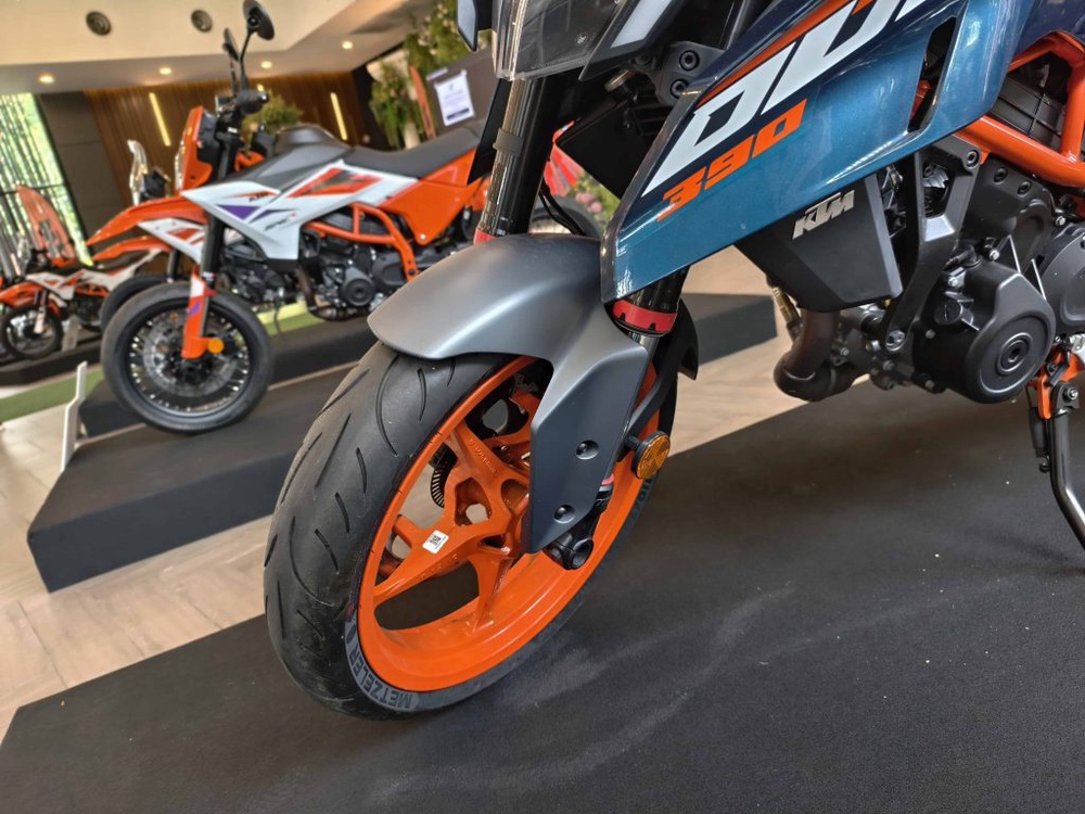 Image from: KTM Malaysia Kembali Gegarkan Pasaran Dengan Siri Baharu KTM 390 “Two Worlds, Zero Excuses”