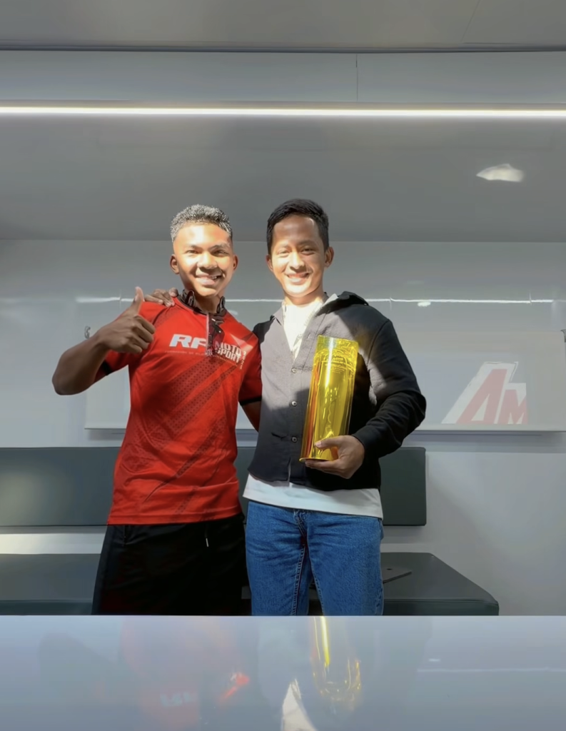 Image from: Hakim Danish hadiahkan Piala kemenangan pertama Moto3 kepada Zulfahmi Khairuddin