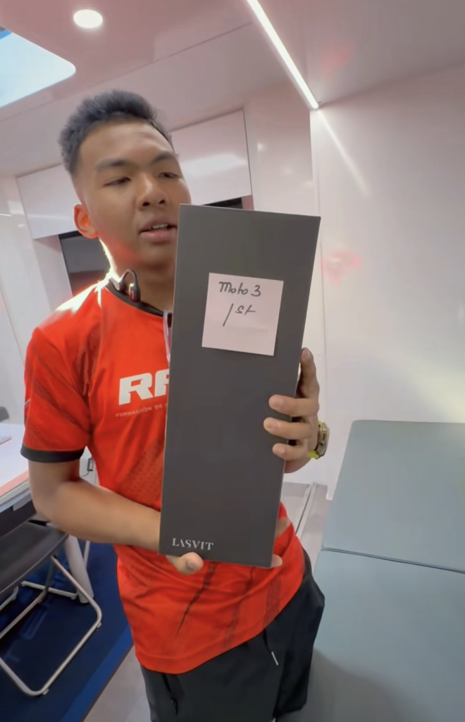 Image from: Hakim Danish hadiahkan Piala kemenangan pertama Moto3 kepada Zulfahmi Khairuddin