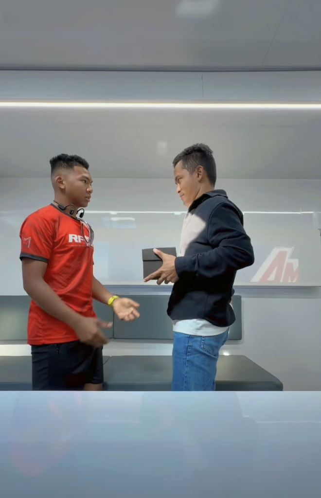 Image from: Hakim Danish hadiahkan Piala kemenangan pertama Moto3 kepada Zulfahmi Khairuddin