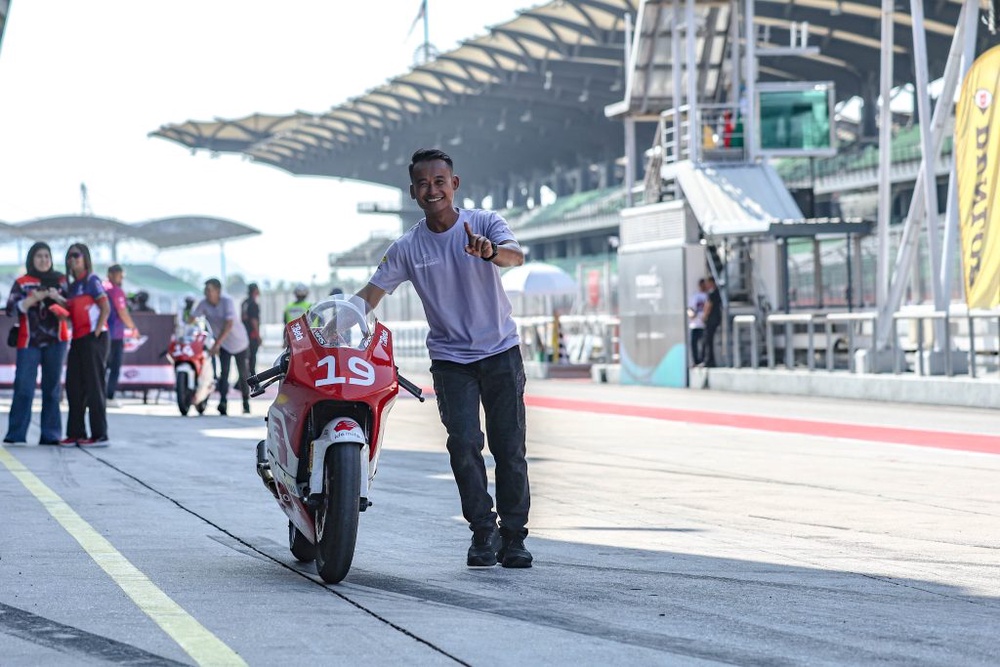 Image from: Qayyim Razin Lengkapkan Kemenangan Berganda, Qabil Irfan Hadiahkan ‘Double Podium’ Buat Malaysia Di Sepang