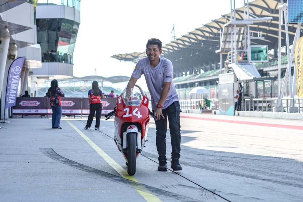 Image from: Qayyim Razin Lengkapkan Kemenangan Berganda, Qabil Irfan Hadiahkan ‘Double Podium’ Buat Malaysia Di Sepang