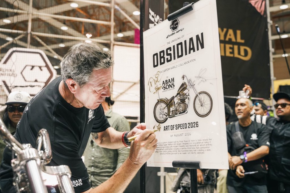 Image from: Kemunculan Pertama Royal Enfield Super Meteor 650 Chopper ‘OBSIDIAN’ Hasil Air Tangan Pa’din Musa