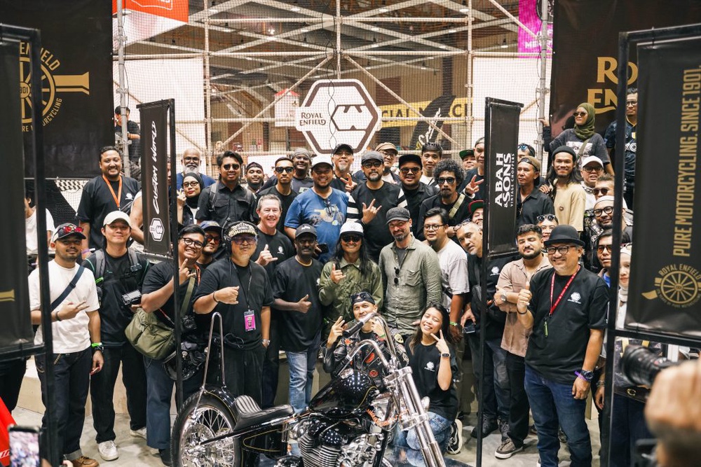 Image from: Kemunculan Pertama Royal Enfield Super Meteor 650 Chopper ‘OBSIDIAN’ Hasil Air Tangan Pa’din Musa